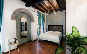 Quiet Trevi Fountain Apartment With Patio And Backyard