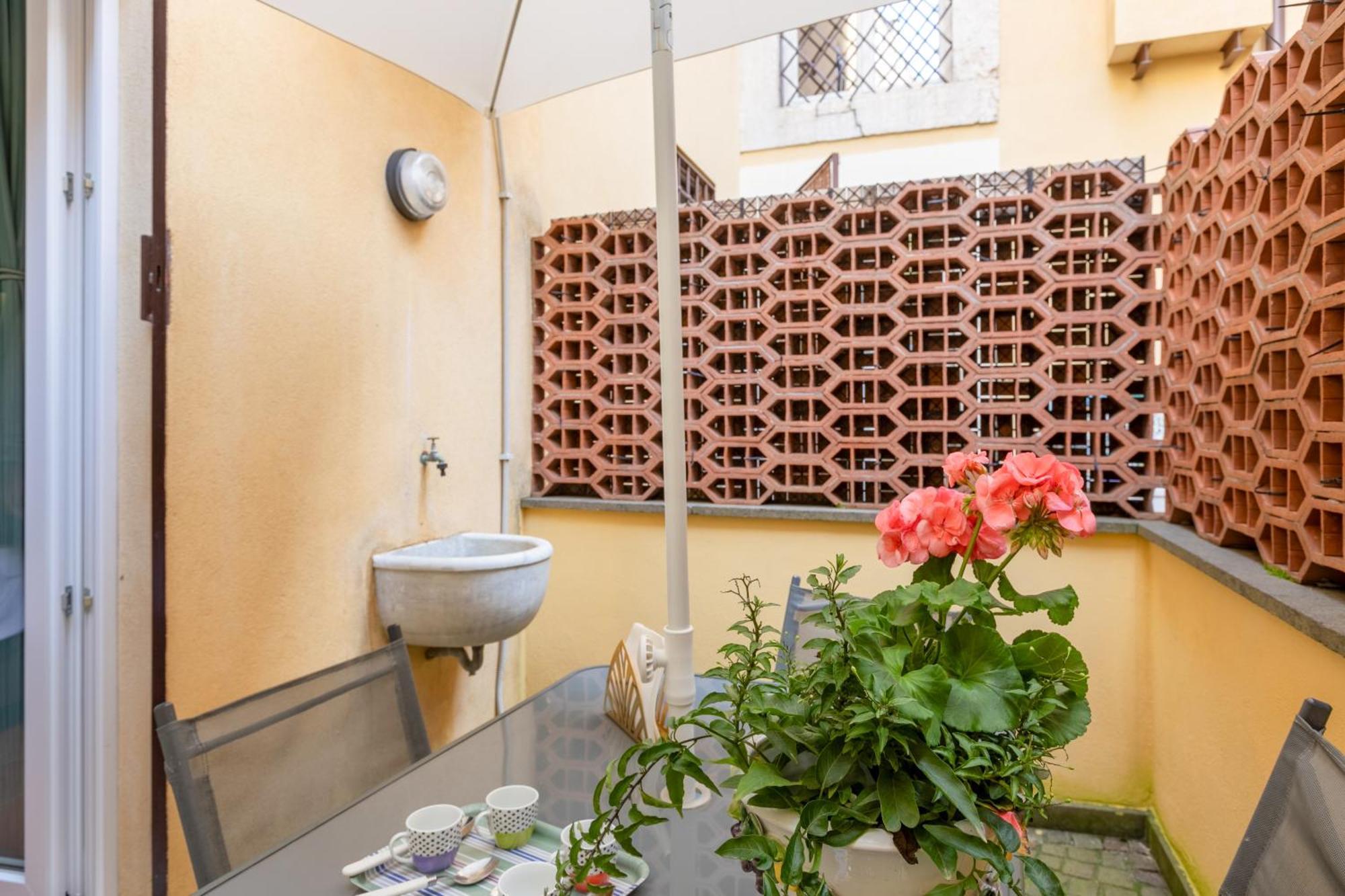 Quiet Trevi Fountain Apartment With Patio And Backyard Rome Extérieur photo