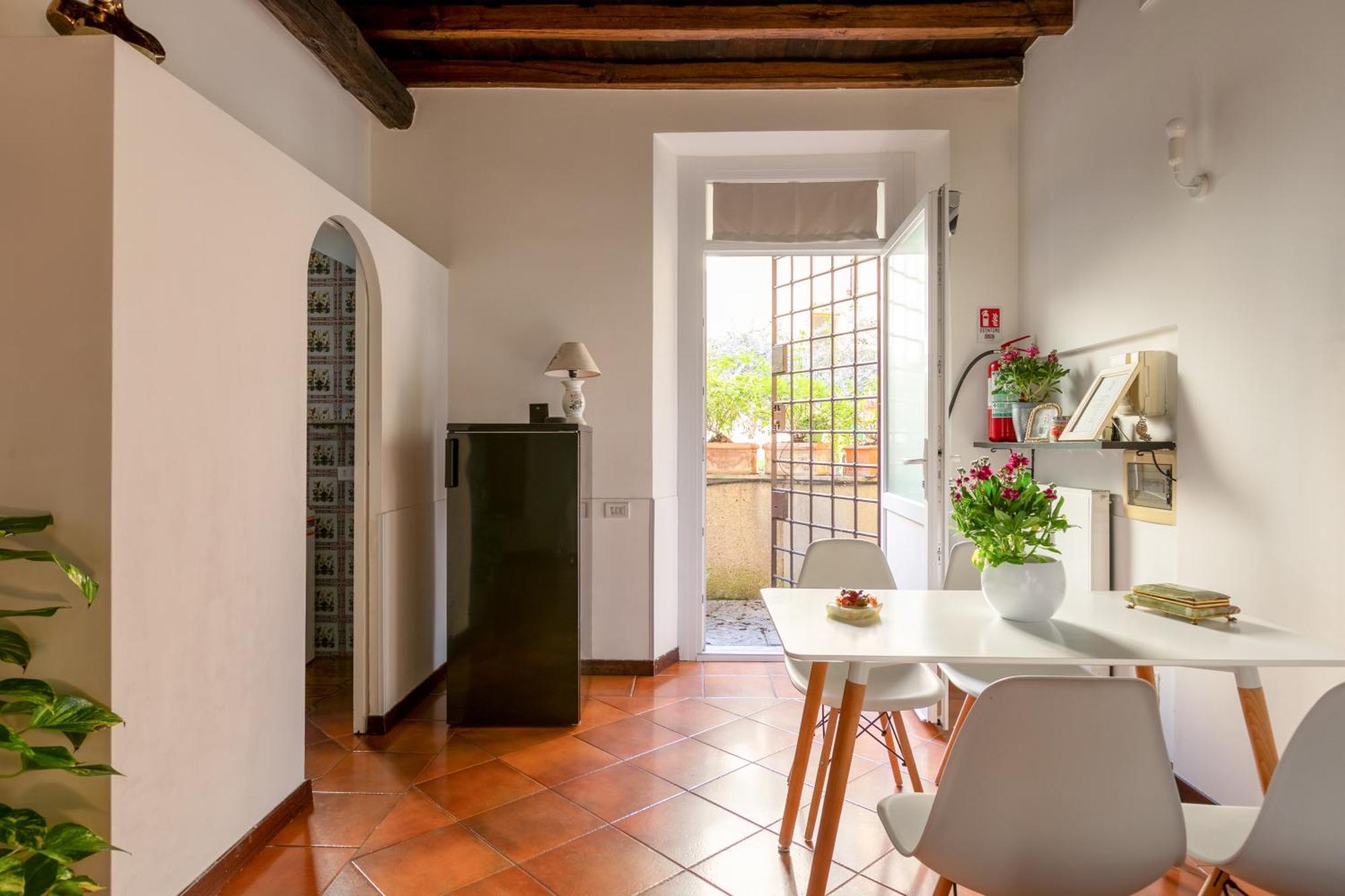 Quiet Trevi Fountain Apartment With Patio And Backyard Rome Extérieur photo