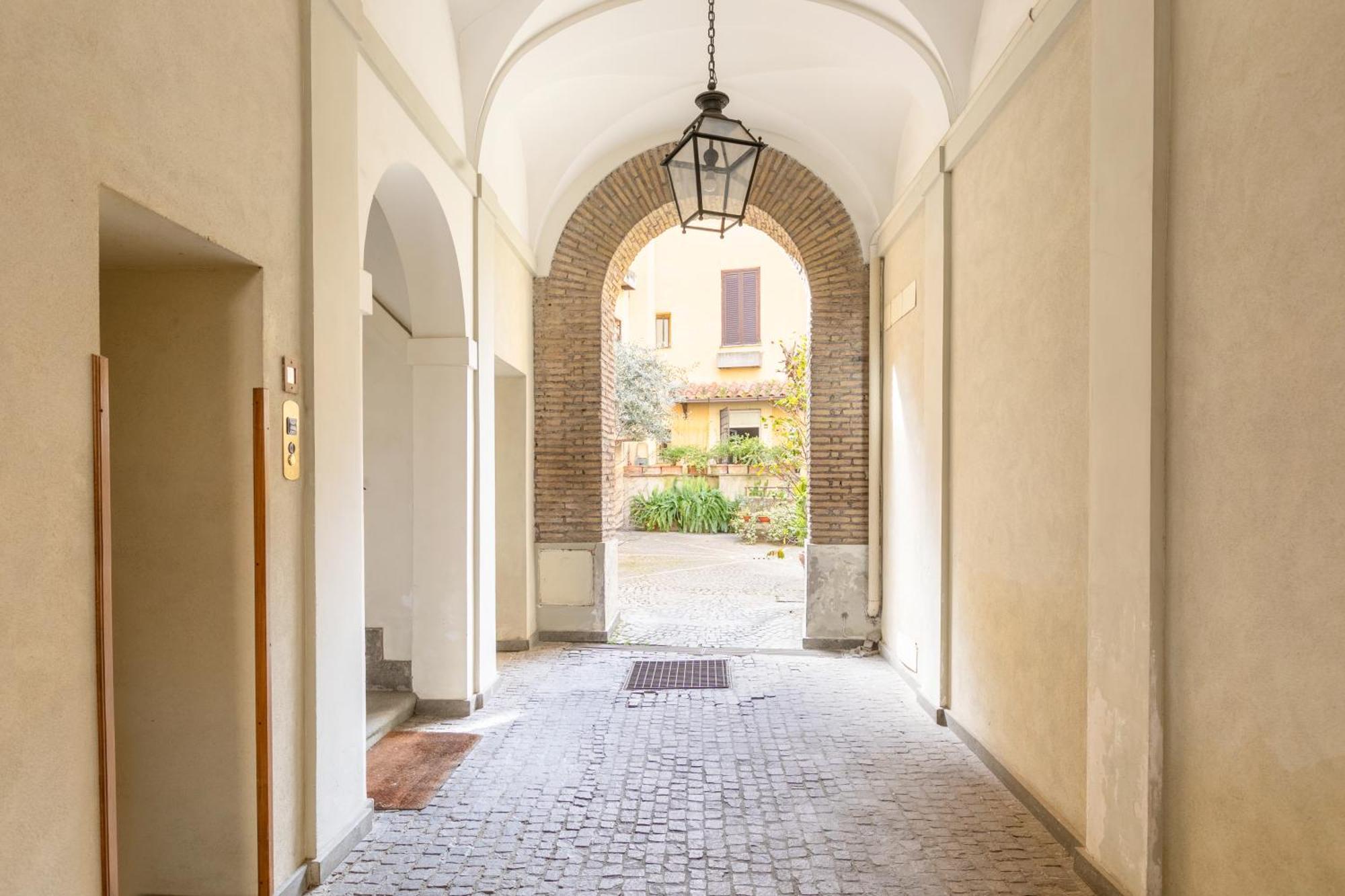 Quiet Trevi Fountain Apartment With Patio And Backyard Rome Extérieur photo