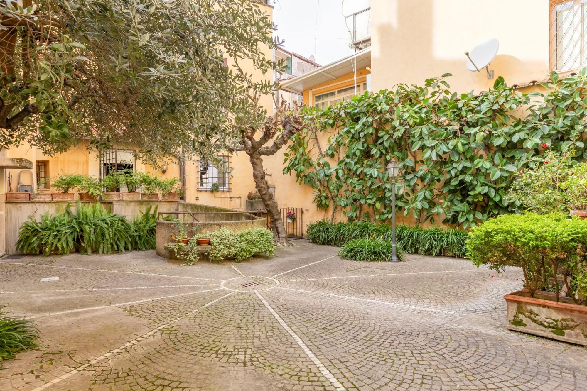 Quiet Trevi Fountain Apartment With Patio And Backyard Rome Extérieur photo