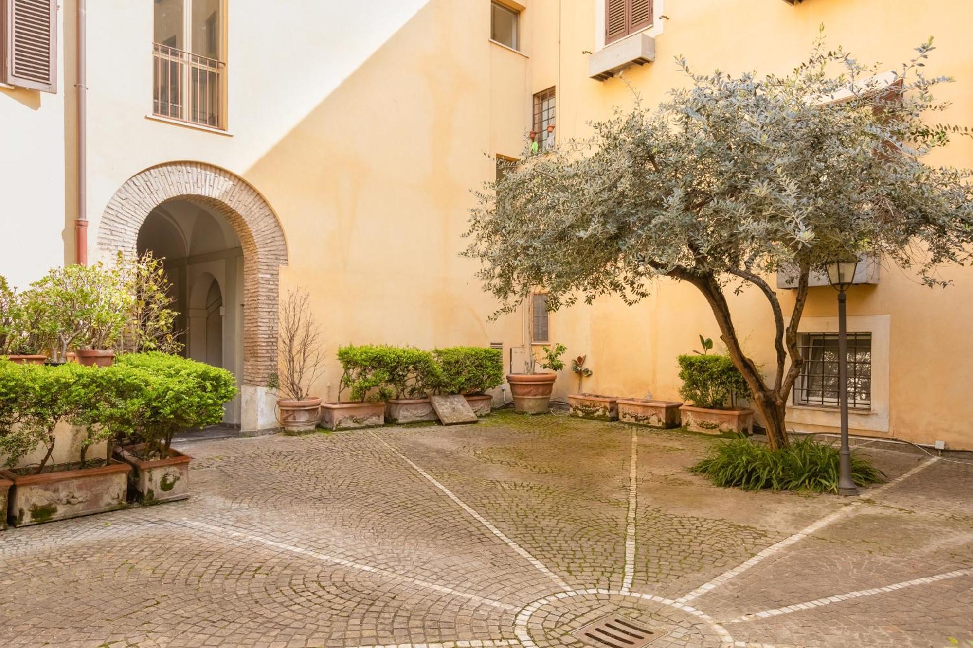 Quiet Trevi Fountain Apartment With Patio And Backyard Rome Extérieur photo
